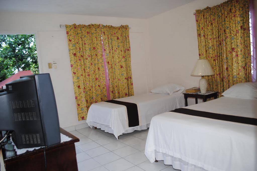 Palm Bay Guest House & Restaurant Montego Bay Ngoại thất bức ảnh